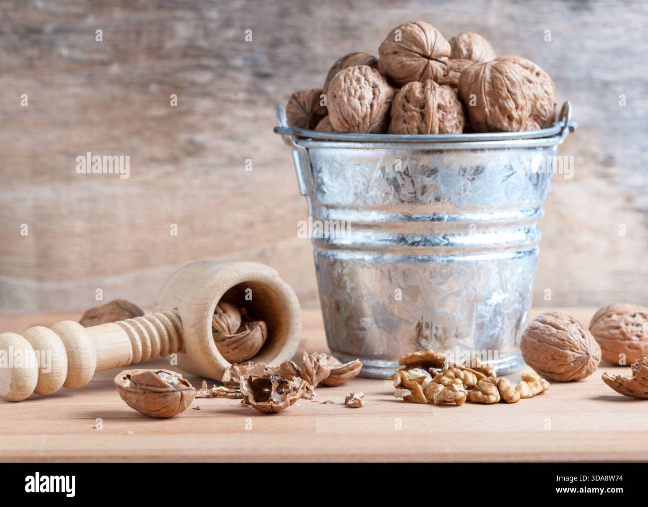 noix avec une coquille cassée sur une table en bois rustique Banque D'Images