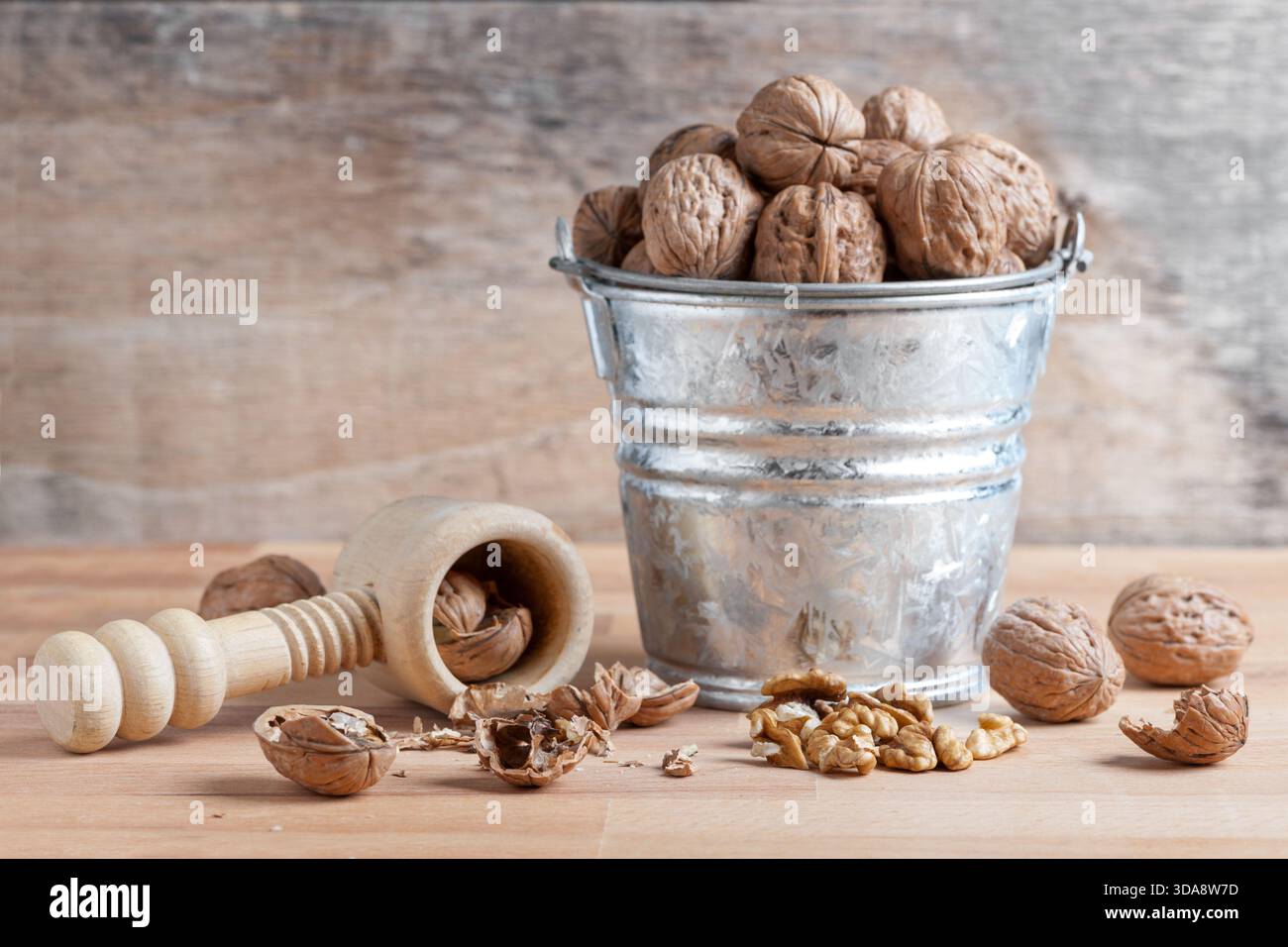 noix avec une coquille cassée sur une table en bois rustique Banque D'Images