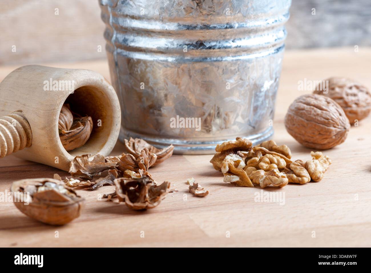 noix avec une coquille cassée sur une table en bois rustique Banque D'Images