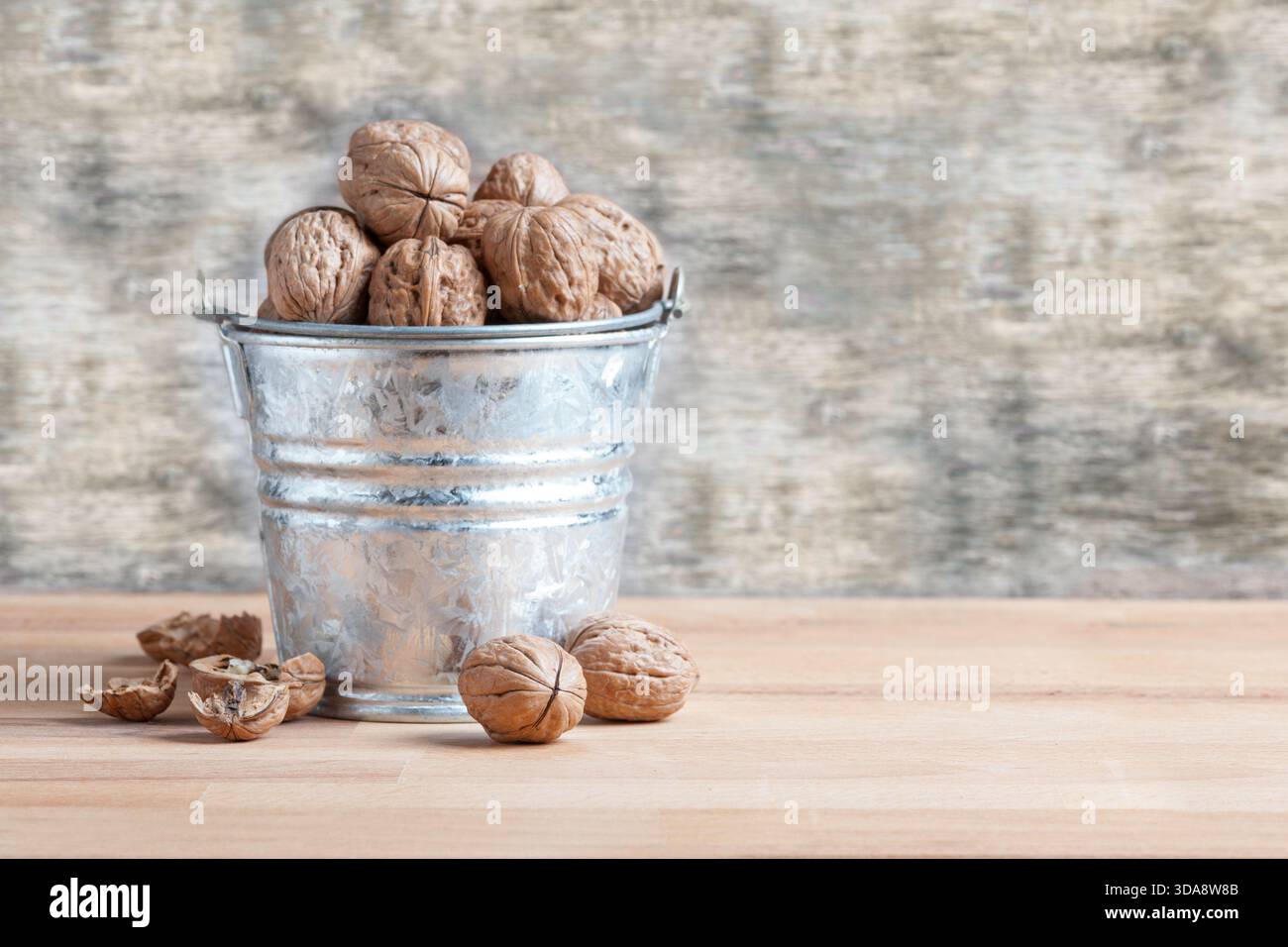 avec des écrous de coquille cassés sur la table en bois Banque D'Images