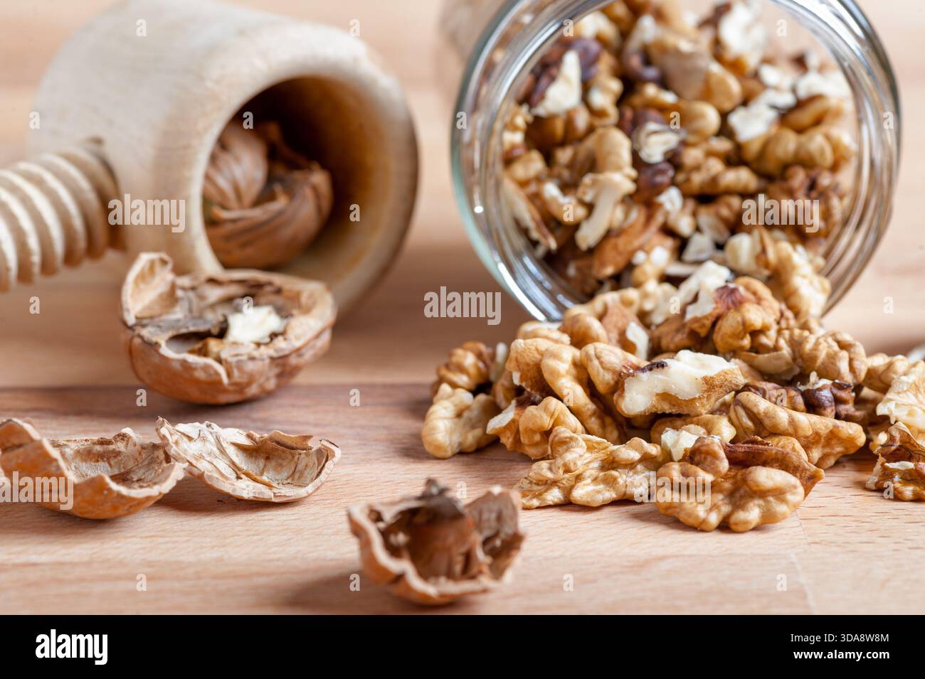 avec des écrous de coquille cassés sur la table en bois Banque D'Images