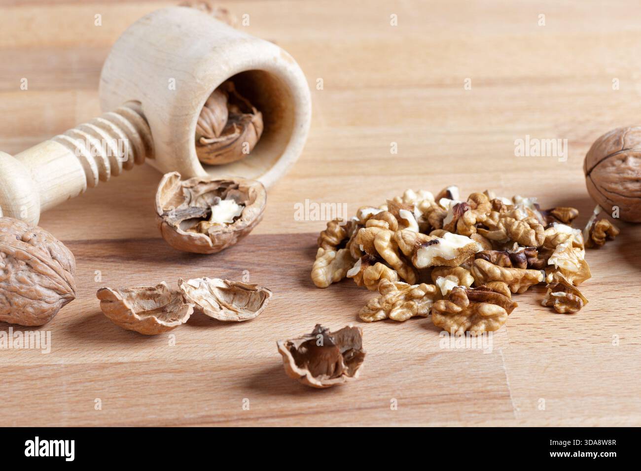 noix avec une coquille cassée sur une table en bois rustique Banque D'Images