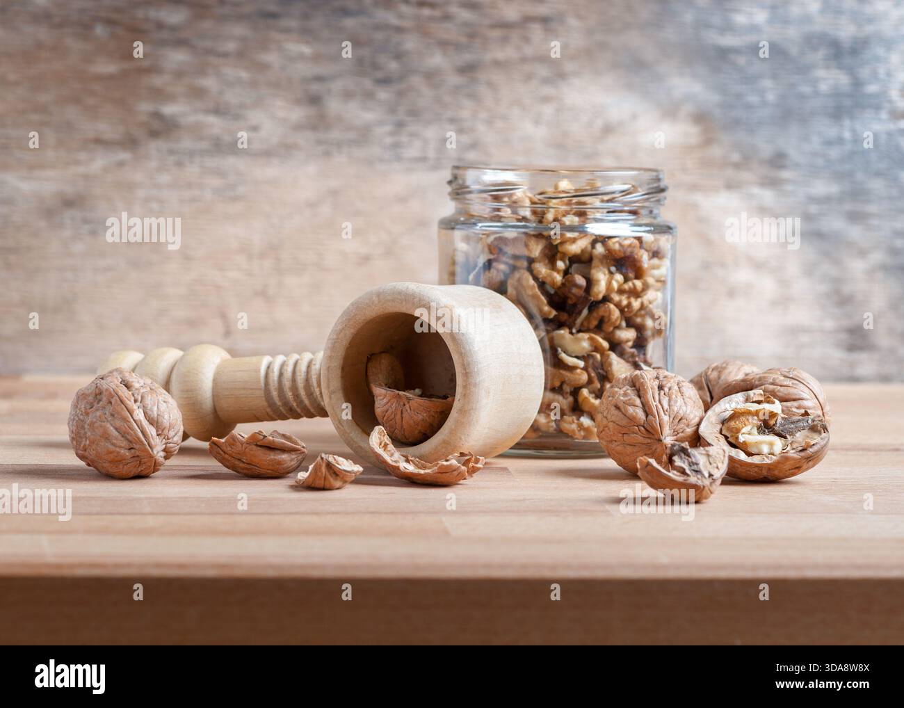 noix avec une coquille cassée sur une table en bois rustique Banque D'Images