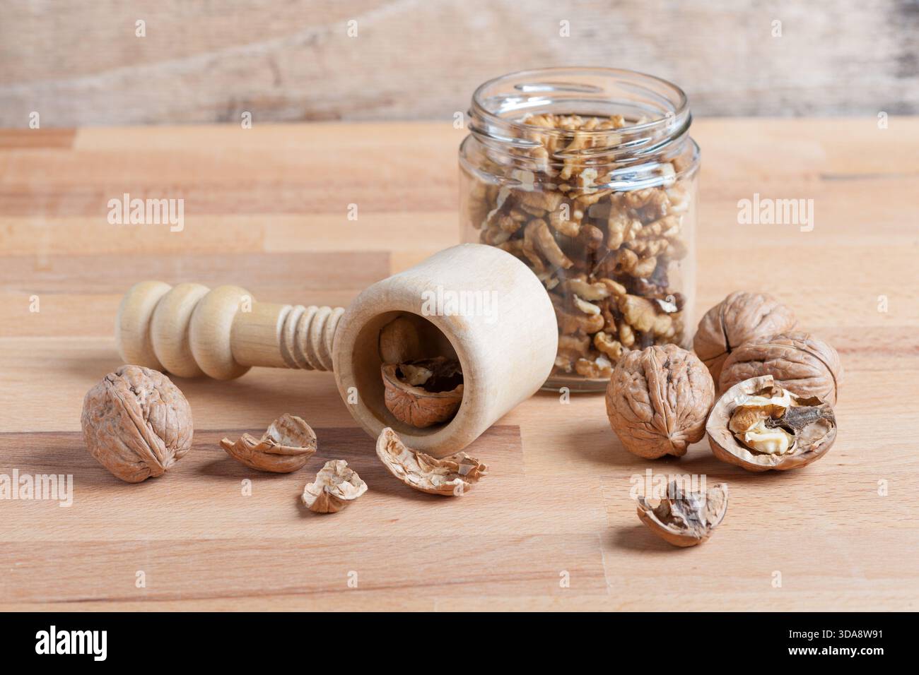 noix avec une coquille cassée sur une table en bois rustique Banque D'Images
