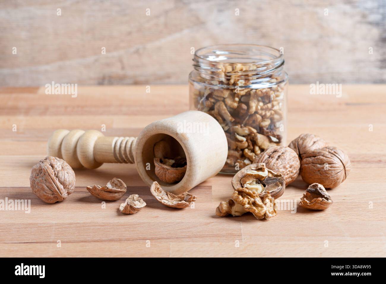 noix avec une coquille cassée sur une table en bois rustique Banque D'Images