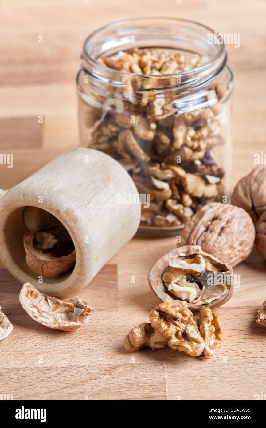 noix avec une coquille cassée sur une table en bois rustique Banque D'Images