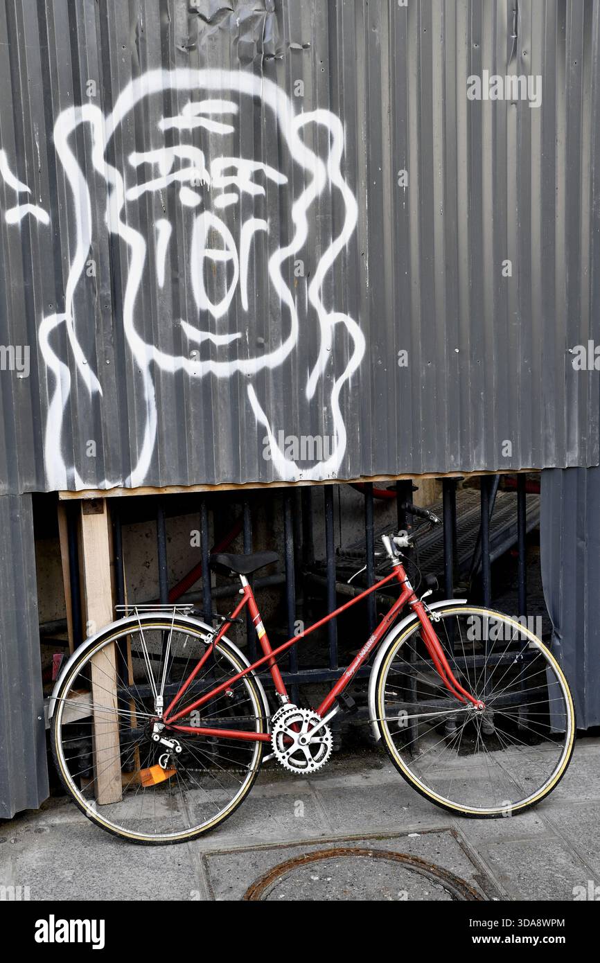 Vélo garé devant une clôture de chantier à Paris - France Banque D'Images