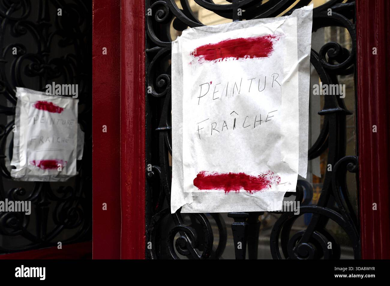 Panneau d'avertissement peinture humide à l'entrée d'un immeuble parisien - France Banque D'Images