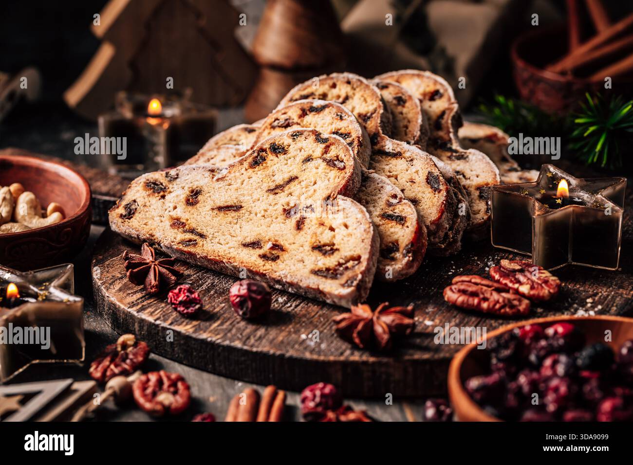 Gâteau traditionnel aux fruits stollé de noël avec des biscuits sur la table de fête Banque D'Images