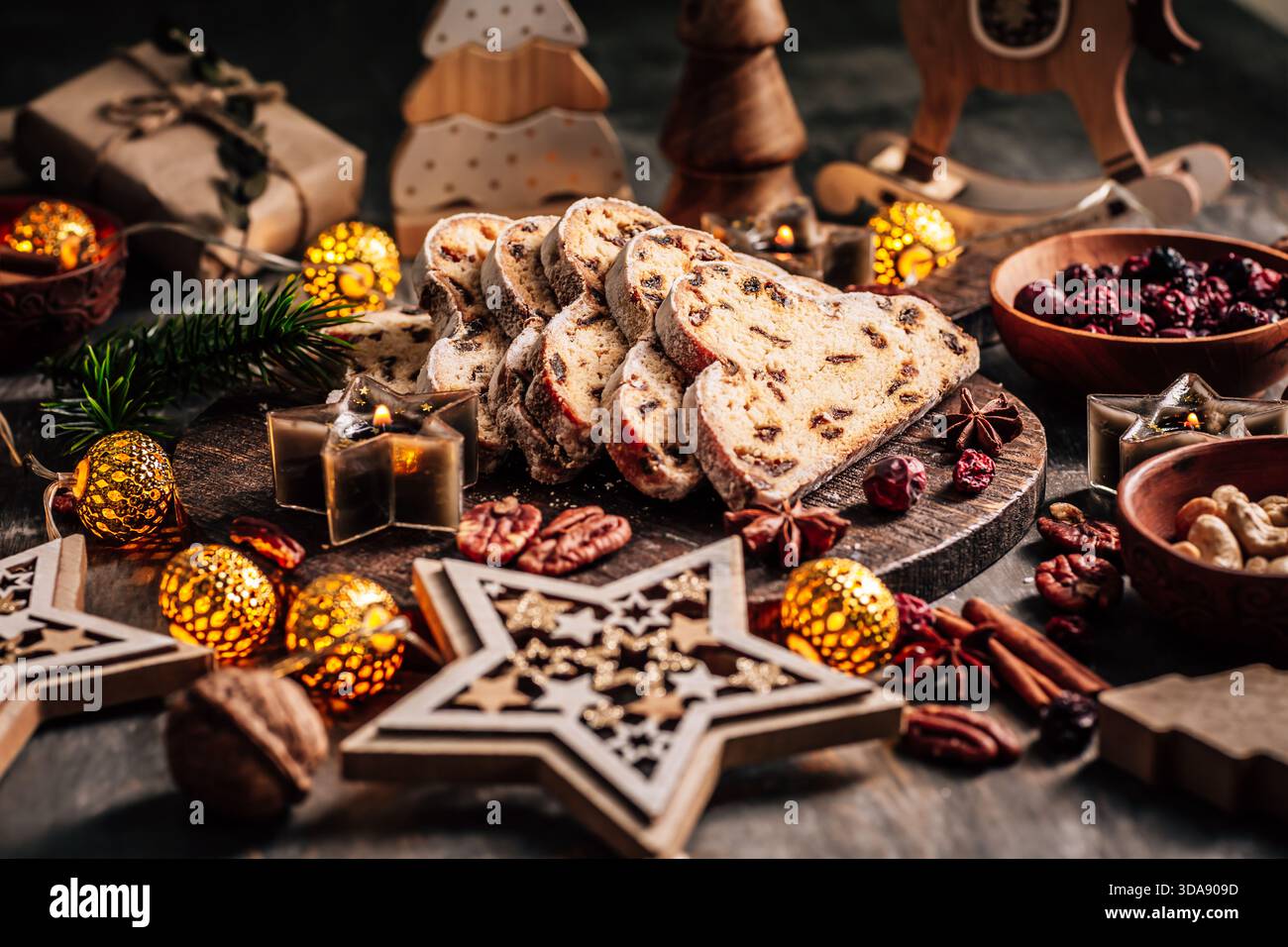 Gâteau traditionnel aux fruits stollé de noël avec des biscuits sur la table de fête Banque D'Images