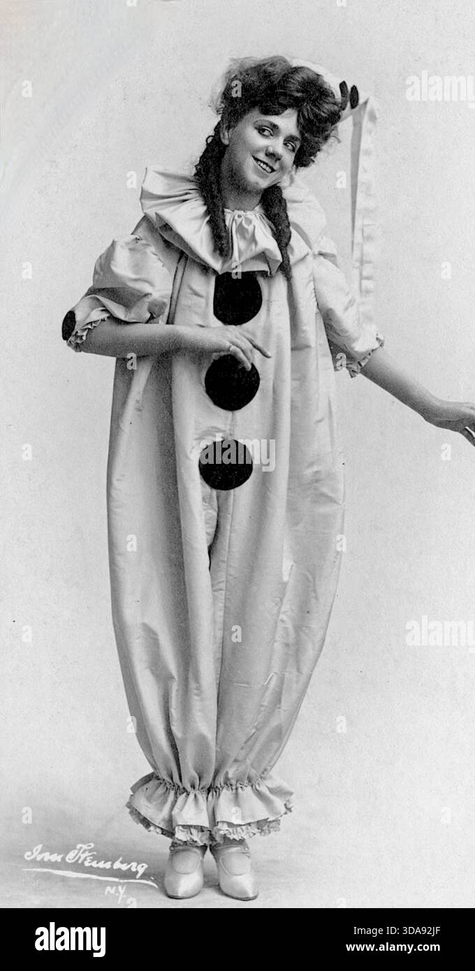 Steinberg (photographe) - L'actrice Flora Browning dans un costume Pierrot ou Clown - 1907 - le costume est typique du personnage Pierrot de la pantomime européenne et de la Commedia dell'Arte, souvent associé à un personnage triste ou tragique, bien que le sujet ici soit souriant. La photographie porte la signature du photographe, « Steinberg », dans le coin inférieur gauche. Banque D'Images