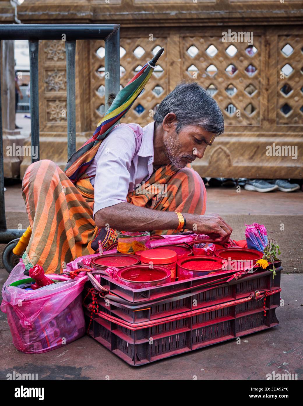 Homme vendant des couleurs à des fins religieuses, Odisha, Inde Banque D'Images
