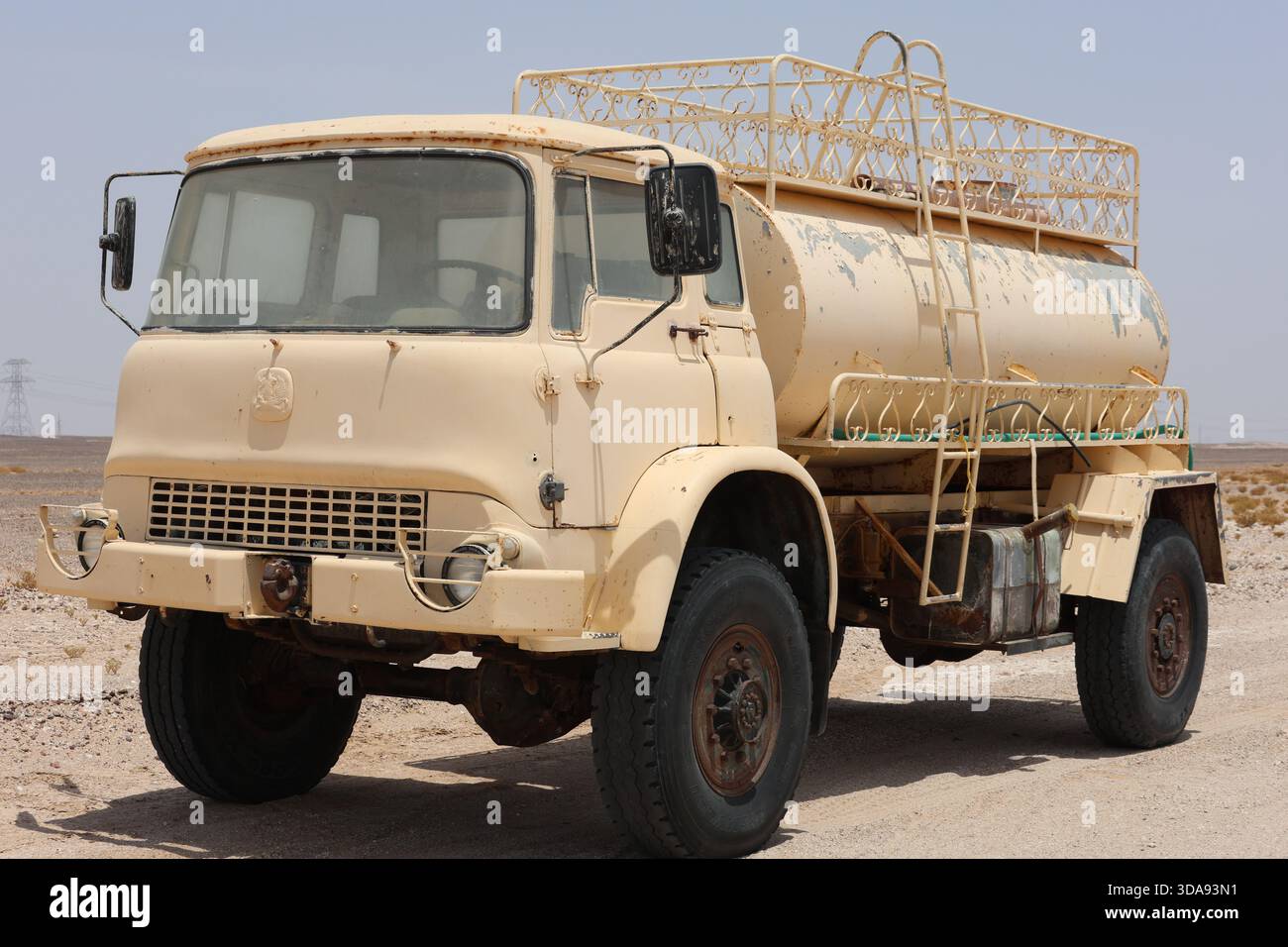 Camion Bedform MK 1960 dans le désert à Oman. Ce camion est une légende utilisée par les militaires britanniques et au moyen-Orient. Banque D'Images