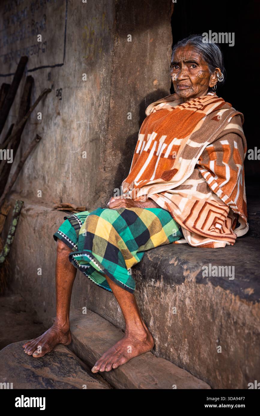 Portrait d'une femme âgée de la tribu Kutia Kondh, Odisha, Inde Banque D'Images