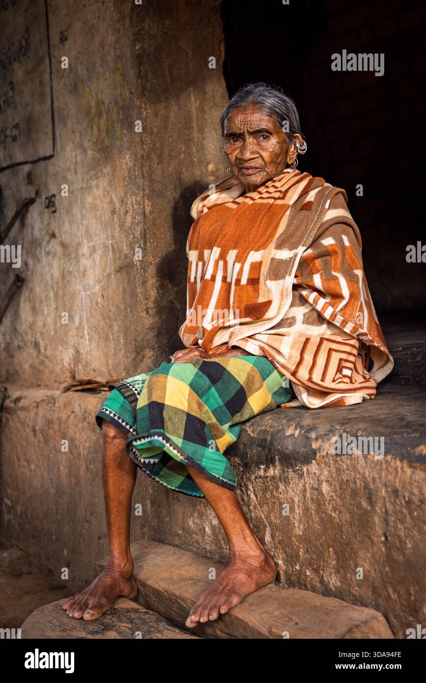 Portrait d'une femme âgée de la tribu Kutia Kondh, Odisha, Inde Banque D'Images
