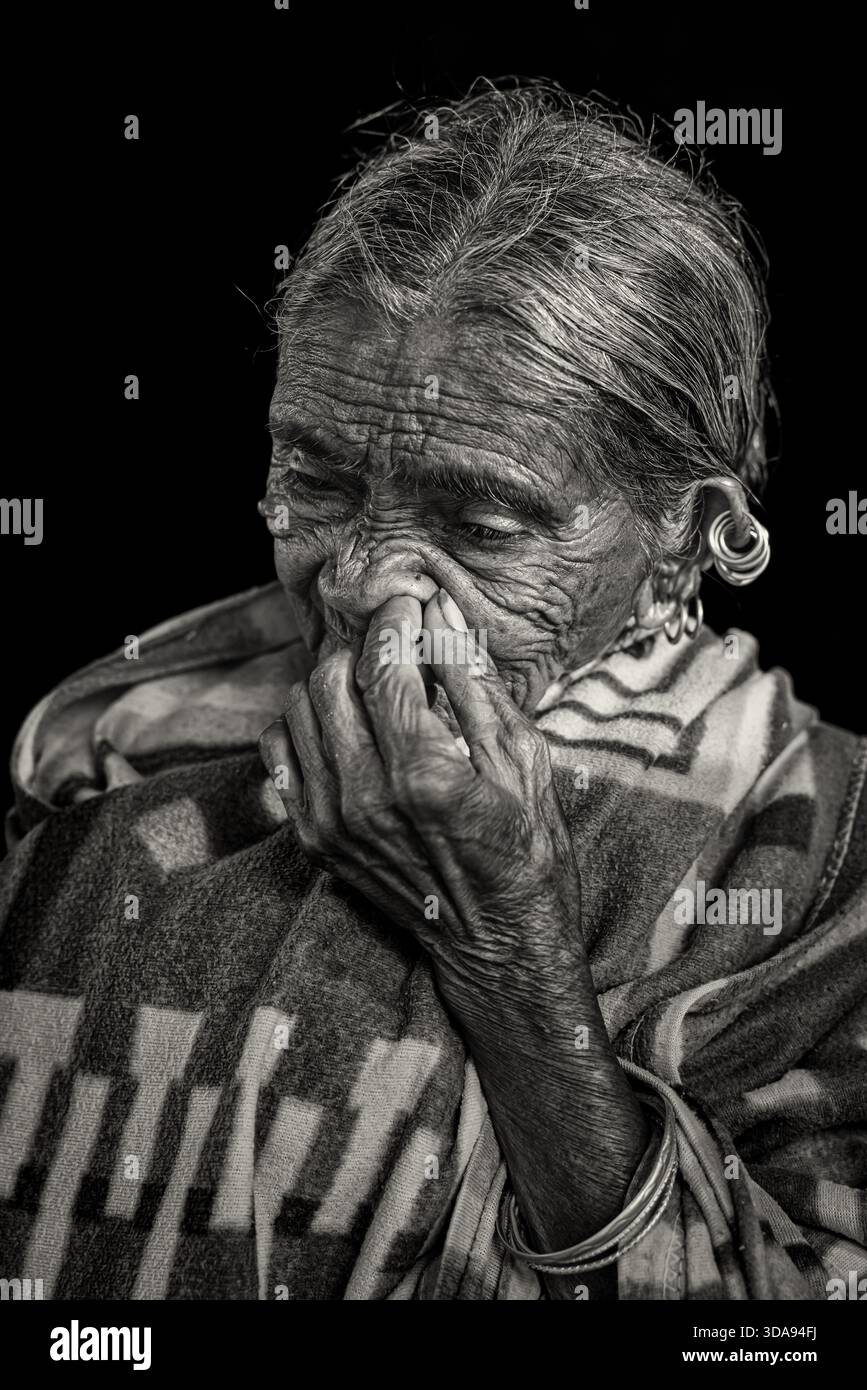Portrait d'une femme âgée de la tribu Kutia Kondh, Odisha, Inde Banque D'Images