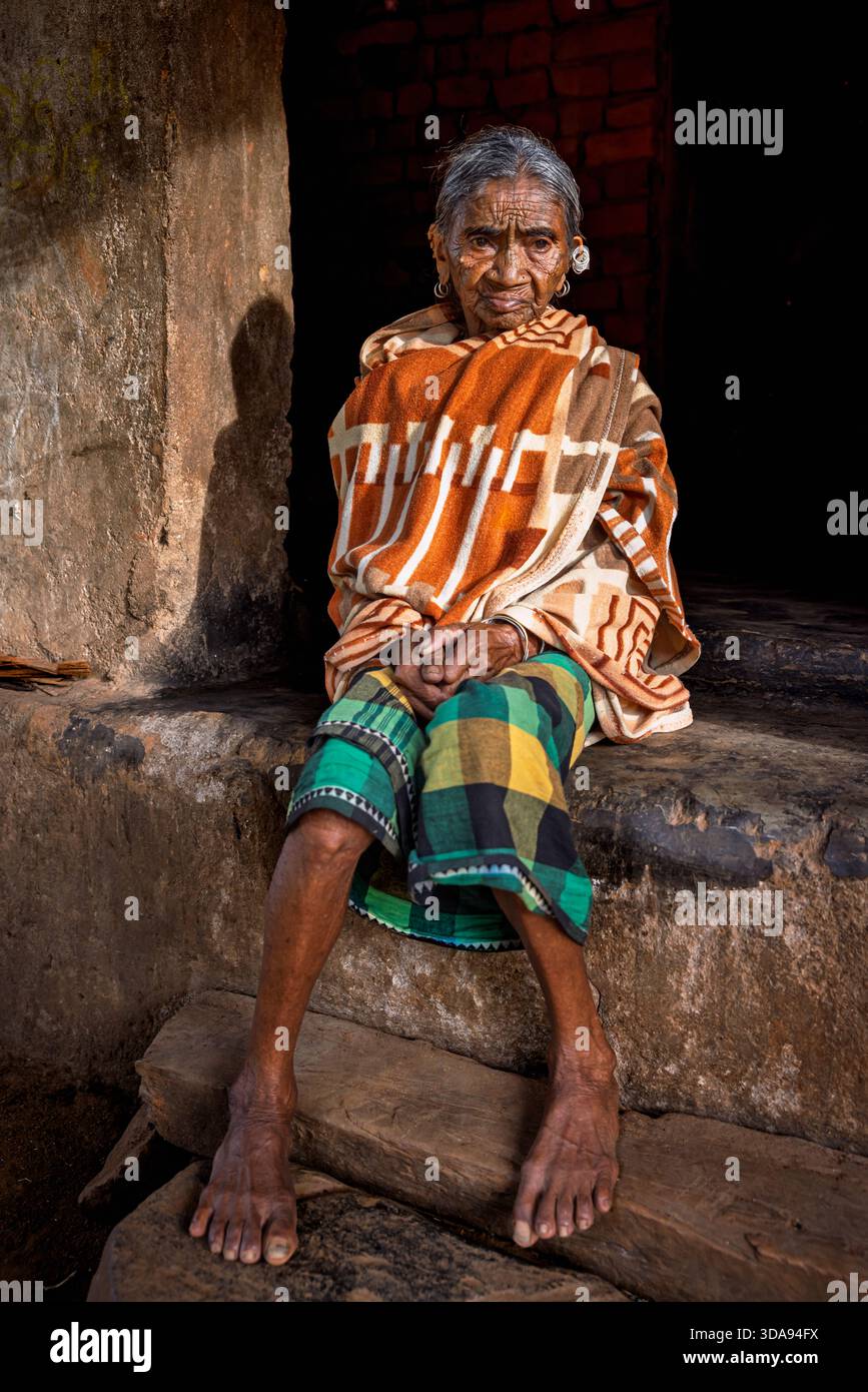 Portrait d'une femme âgée de la tribu Kutia Kondh, Odisha, Inde Banque D'Images