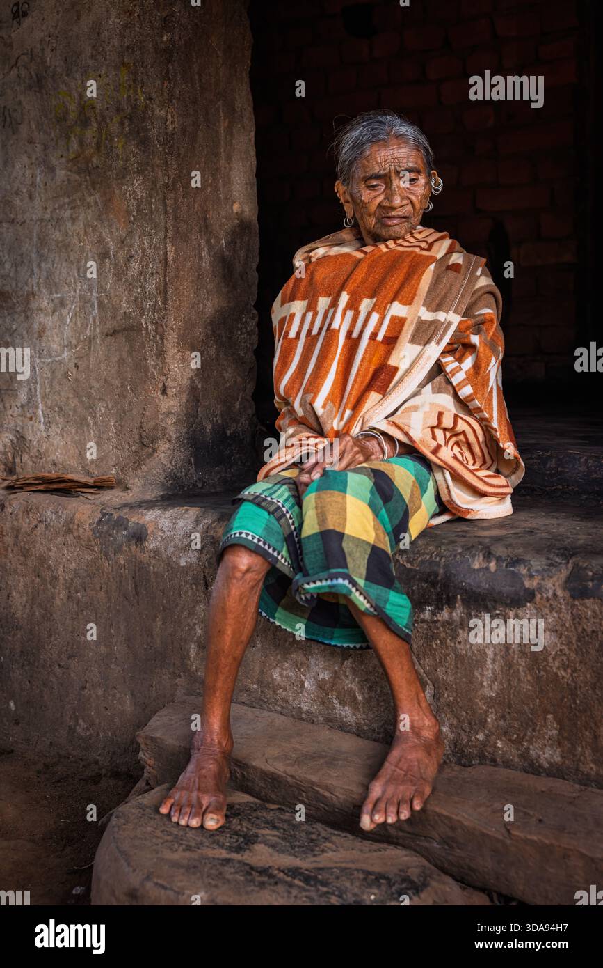 Portrait d'une femme âgée de la tribu Kutia Kondh, Odisha, Inde Banque D'Images