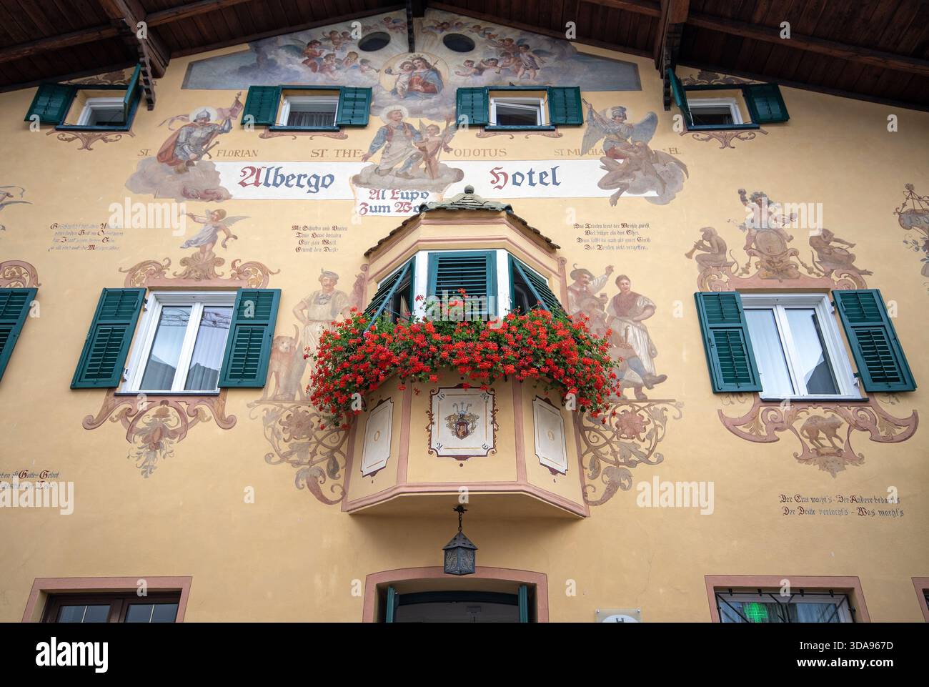 Détail de la façade de l'Hotel-Garni al Lupo (Hotel zum Wolf) à Castelrotto / Kastelruth, Trentin Haut-Adige, Italie Banque D'Images