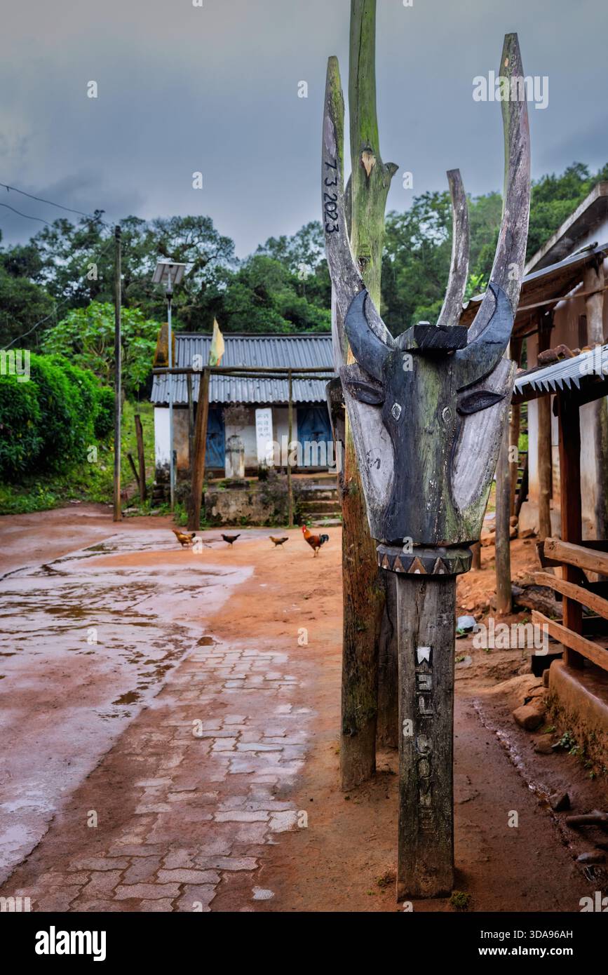 Totems de village tribal, Odisha, Inde Banque D'Images