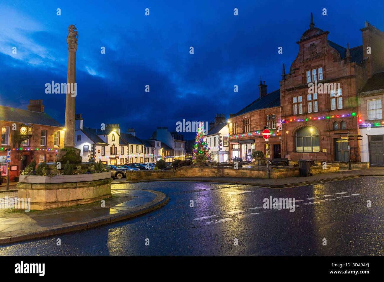 Centre-ville de Melrose avec le Mercat (croix de marché) sur les rives de la rivière Tweed, frontières écossaises, Écosse, Royaume-Uni Banque D'Images