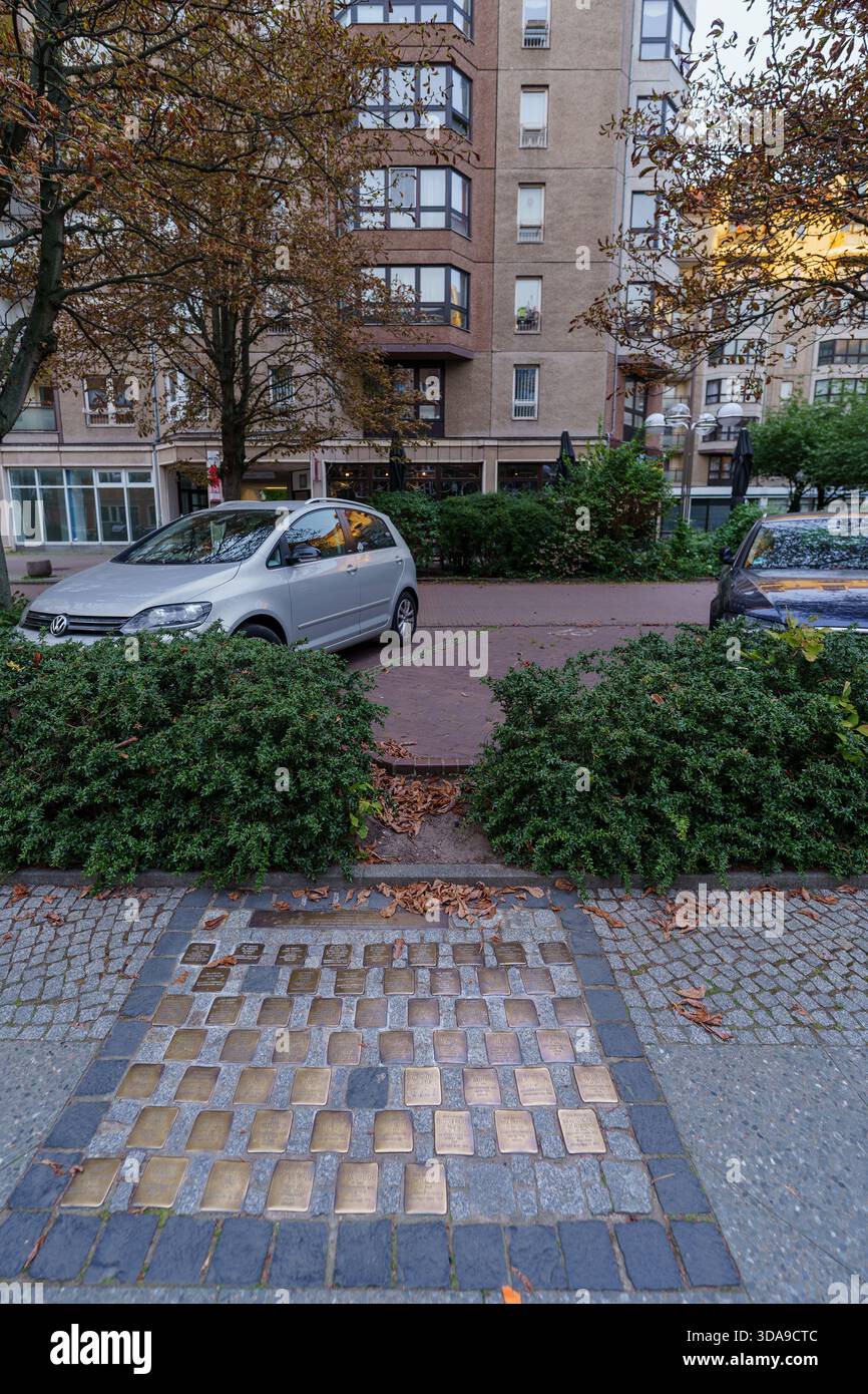 Berlin, Allemagne - 04 octobre 2025 : vue de Stolpersteine, pierre d'achoppement, commémorant la victime de l'extermination ou de la persécution nazie, à Berlin, Banque D'Images