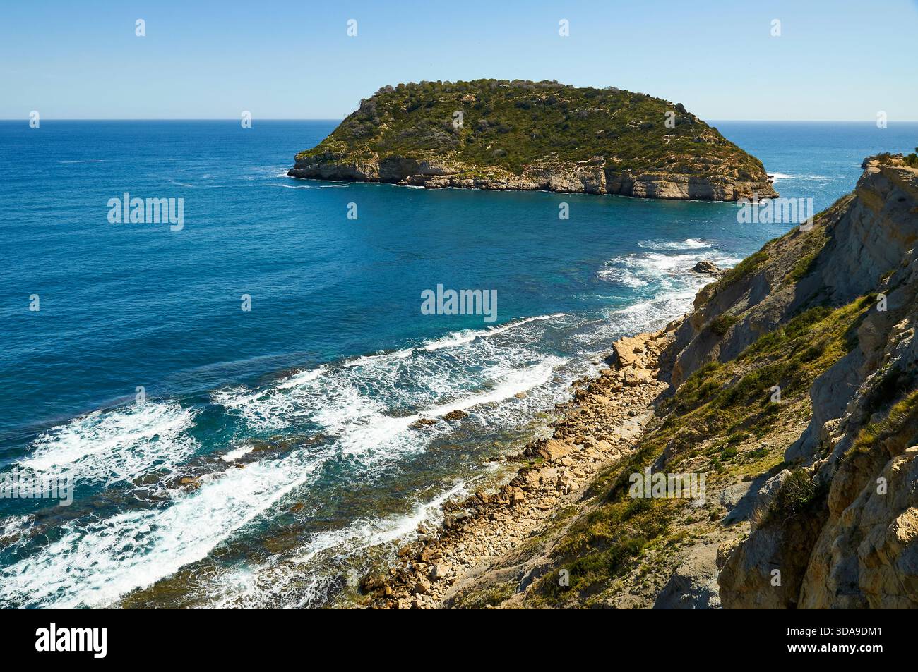 Isla del Portitxol île et vagues se brisant sur le rivage des falaises de la plage de Portichol (Jávea, Marina Alta, Alicante, mer Méditerranée, Espagne) Banque D'Images