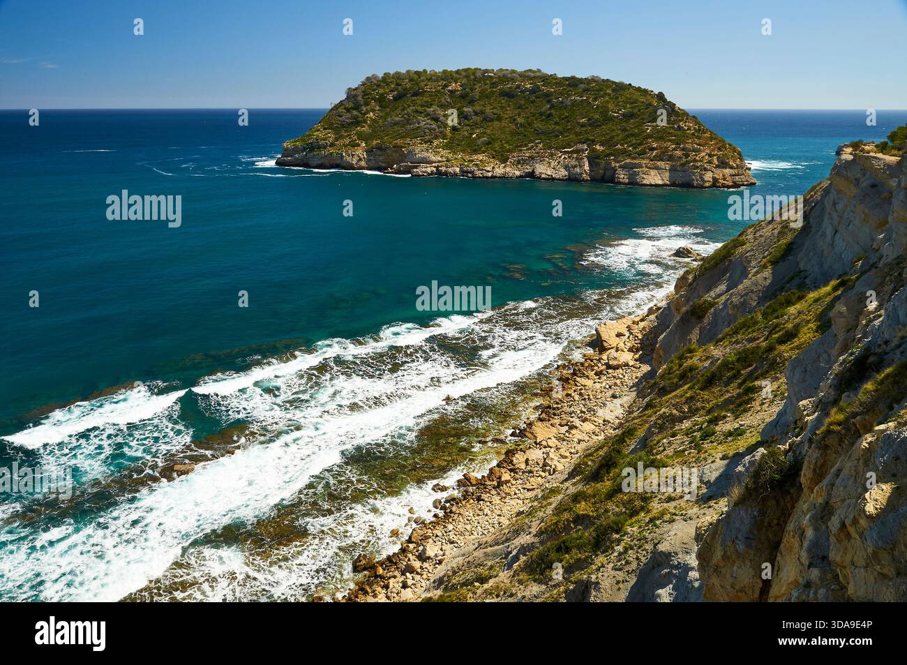 Isla del Portitxol île et vagues se brisant sur le rivage des falaises de la plage de Portichol (Jávea, Marina Alta, Alicante, mer Méditerranée, Espagne) Banque D'Images