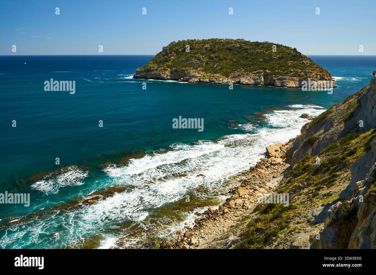 Isla del Portitxol île et vagues se brisant sur le rivage des falaises de la plage de Portichol (Jávea, Marina Alta, Alicante, mer Méditerranée, Espagne) Banque D'Images