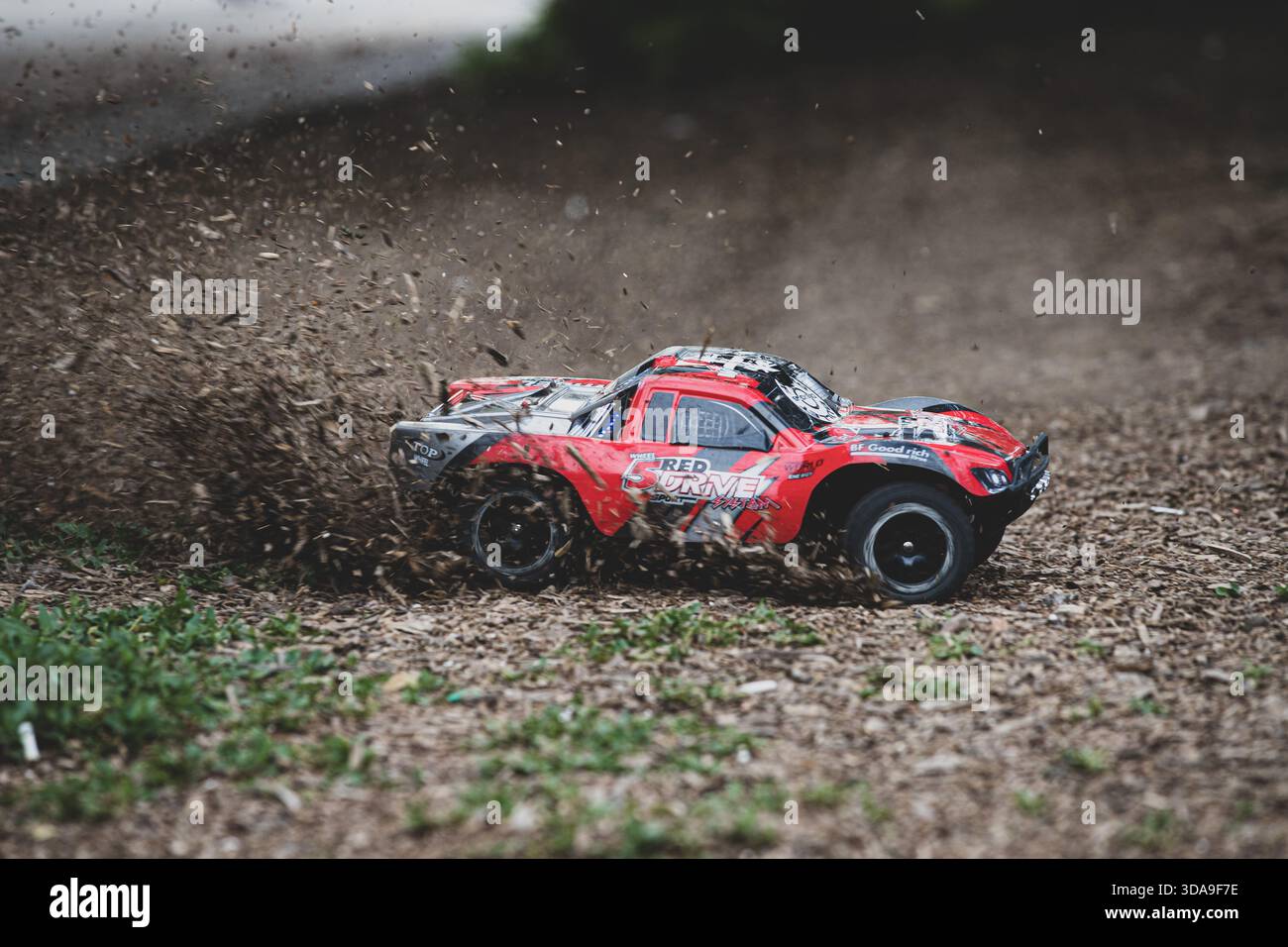 Tombereau tout-terrain RC à grande vitesse dégageant de la saleté lors d'une dérive Banque D'Images