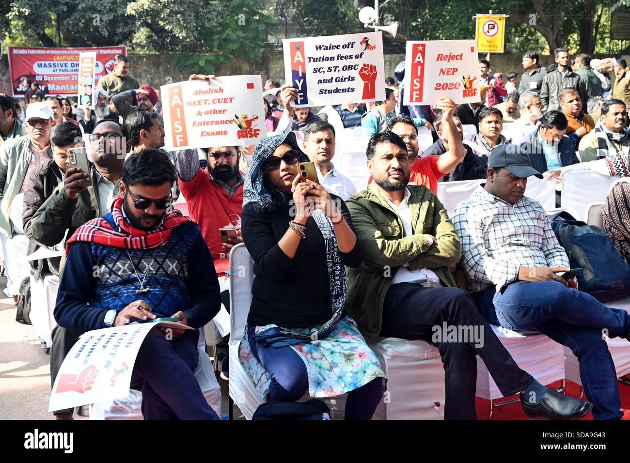 New Delhi, Inde. 09th Dec, 2025. NEW DELHI, INDE - 9 DÉCEMBRE : les membres de la All India Federation of University and College Teachers' Organisation (AIFUCTO) lors de la manifestation contre Jantar Mantarcontre la nouvelle politique de l'éducation (NEP) et d'autres revendications contre Jantar Mantaron le 9 décembre 2025 à New Delhi, Inde. (Photo de Sonu Mehta/Hindustan Times/Sipa USA) crédit : Sipa US/Alamy Live News Banque D'Images
