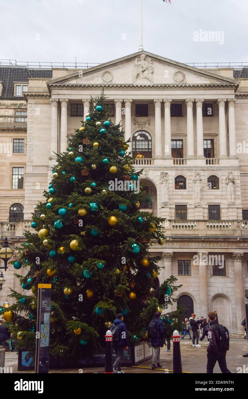 Londres, Royaume-Uni. 9 décembre 2025. Un arbre de Noël devant la Royal Exchange et la Banque d'Angleterre. Crédit : Vuk Valcic/Alamy Banque D'Images