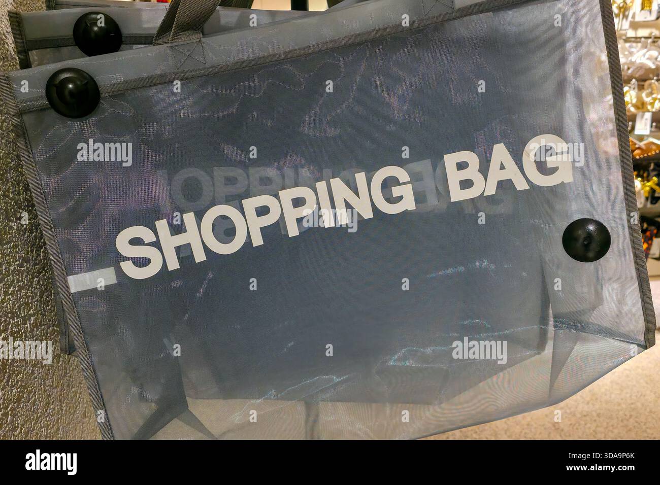 Sac à provisions transparent affiché dans un magasin de détail, représentant les habitudes de consommation, la culture d'achat et le style de vie des commerçants modernes. Banque D'Images