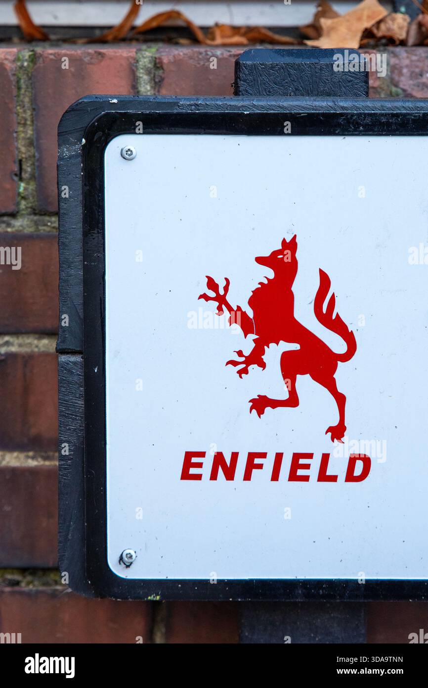 Londres, Royaume-Uni - 26 novembre 2025 : gros plan du logo de la ville d'Enfield dans le nord de Londres, Royaume-Uni. Banque D'Images