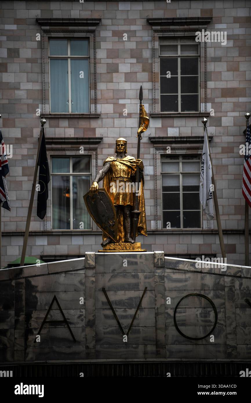 Londres, Royaume-Uni - 14 octobre 2022 - statue de Peter il, comte de Savoie, au-dessus de l'entrée de l'hôtel Savoy, par Frank Lynn Jenkins, 1904 Banque D'Images