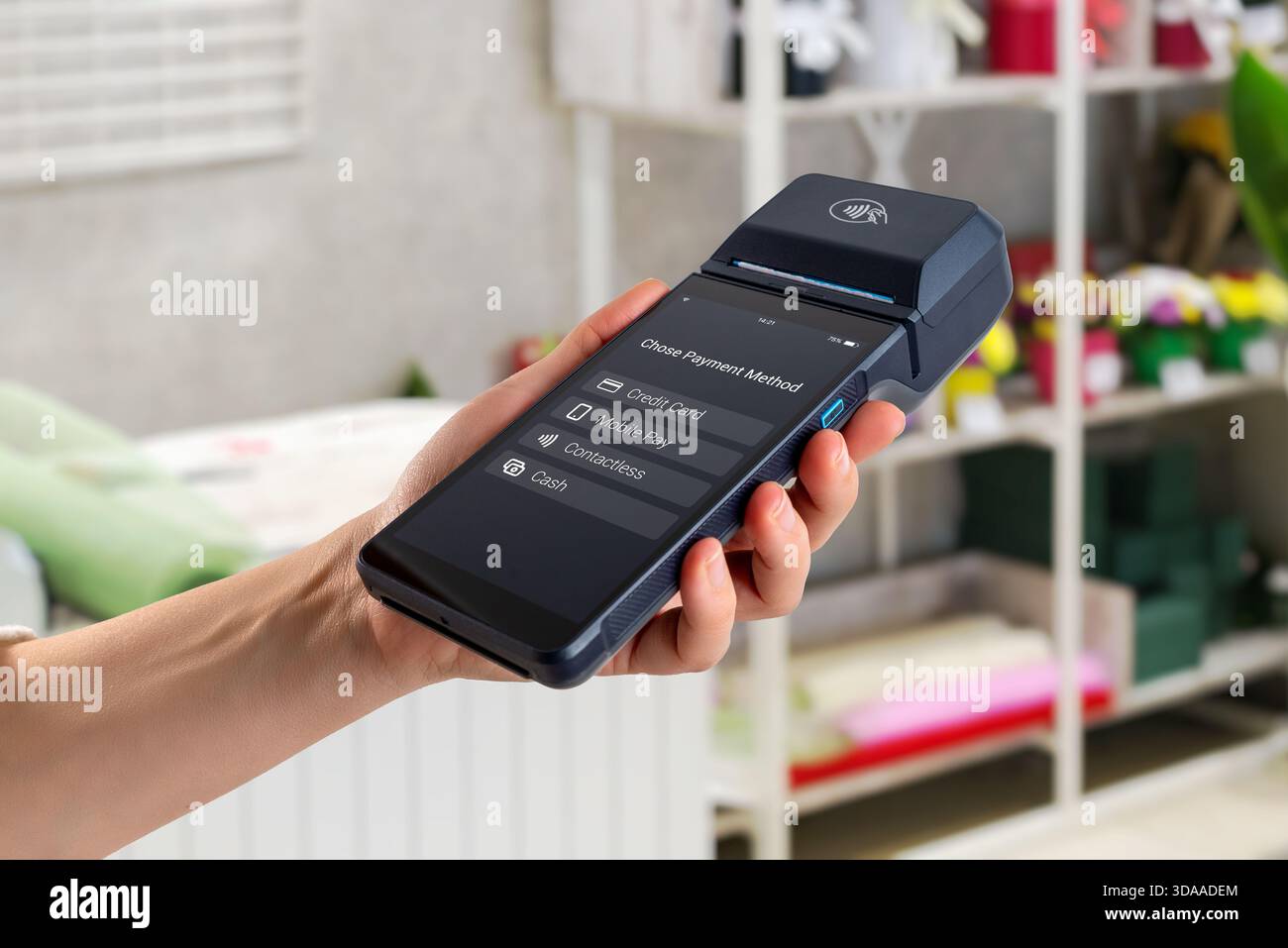 Main tenant terminal POS dans le magasin, montrant les options de mode de paiement, y compris carte de crédit, paiement mobile, sans contact et espèces Banque D'Images