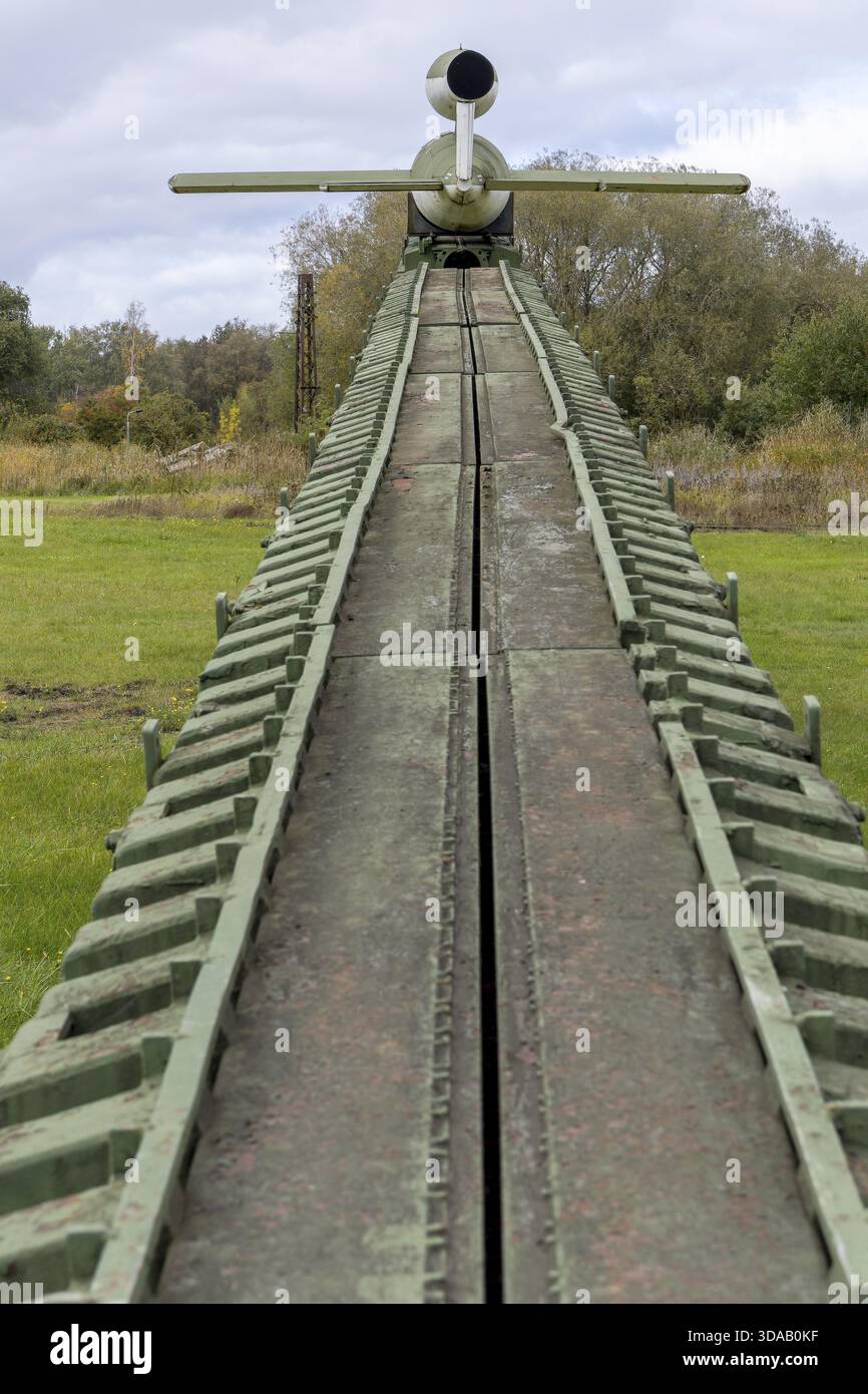 Rampe de lancement avec modèle de la fusée NS V1 de la seconde Guerre mondiale dans le Musée technique historique de Peenemuende, Peenemuende, île d'Usedom, Meckle Banque D'Images