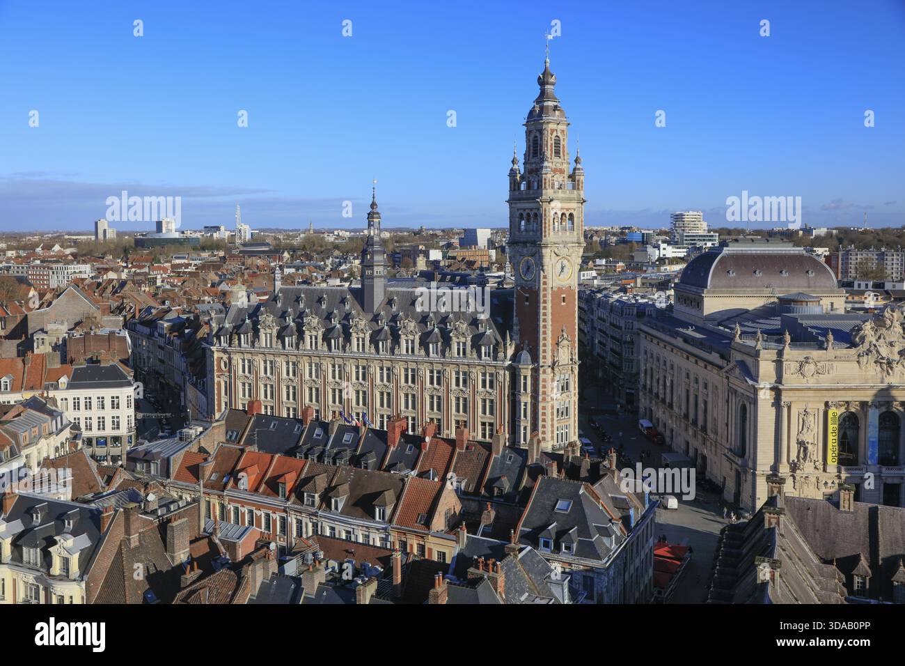 Opéra de Lille et Chambre de commerce et d'industrie avec Beffroi, Beffroi de la Chambre de commerce vu de la grande roue sur la place du Gener Banque D'Images