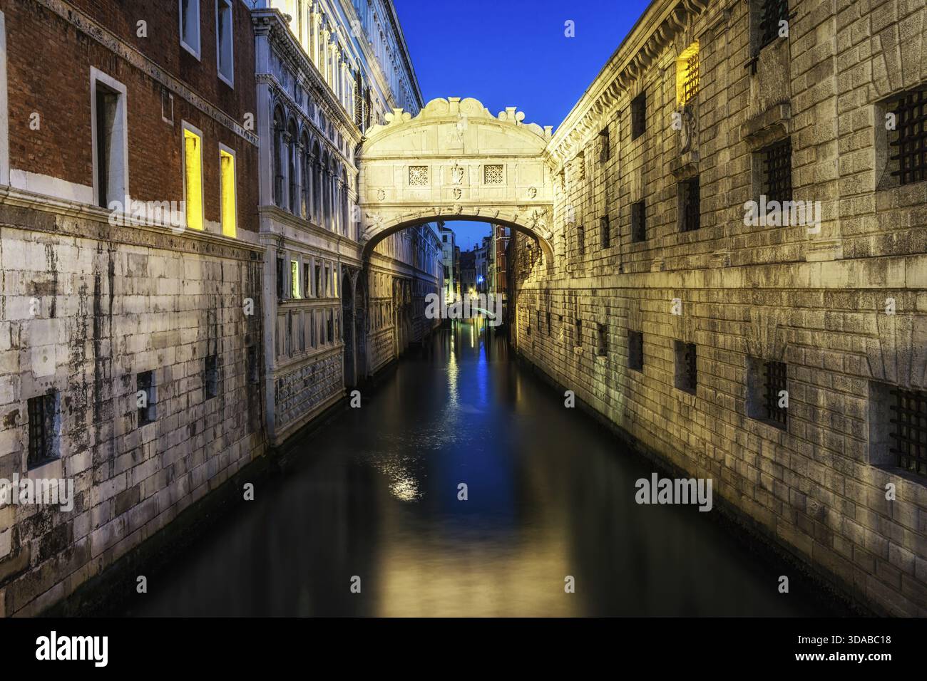 Pont des Soupirs pris tôt le matin avec la réflexion sur le canal. Prise la nuit, Venise, Italie Banque D'Images