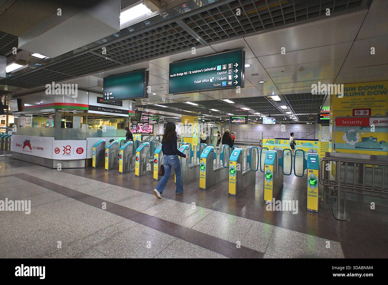 Station de contrôle et portiques à la City Hall MRT Station, un important échangeur souterrain de Mass Rapid transit, situé sous Stamford Road, Singapour Banque D'Images