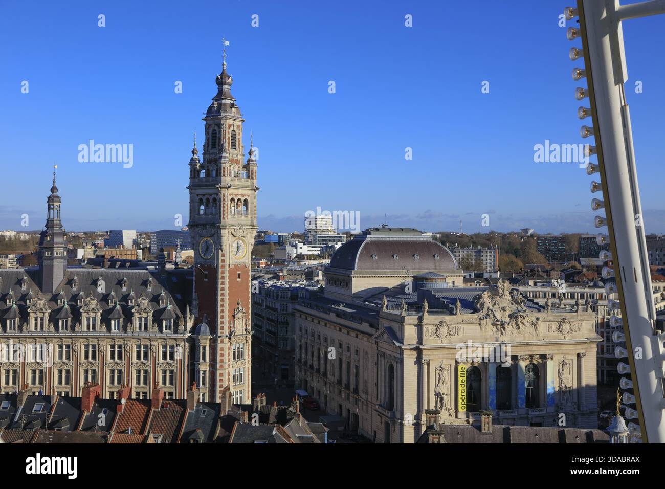 Opéra de Lille et Chambre de commerce et d'industrie avec Beffroi, Beffroi de la Chambre de commerce vu de la grande roue sur la place du Gener Banque D'Images