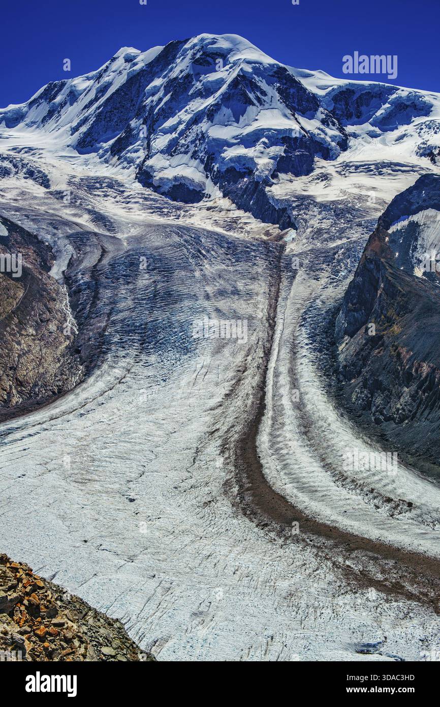 Hautes Alpes montagnes avec glacier à l'été Banque D'Images