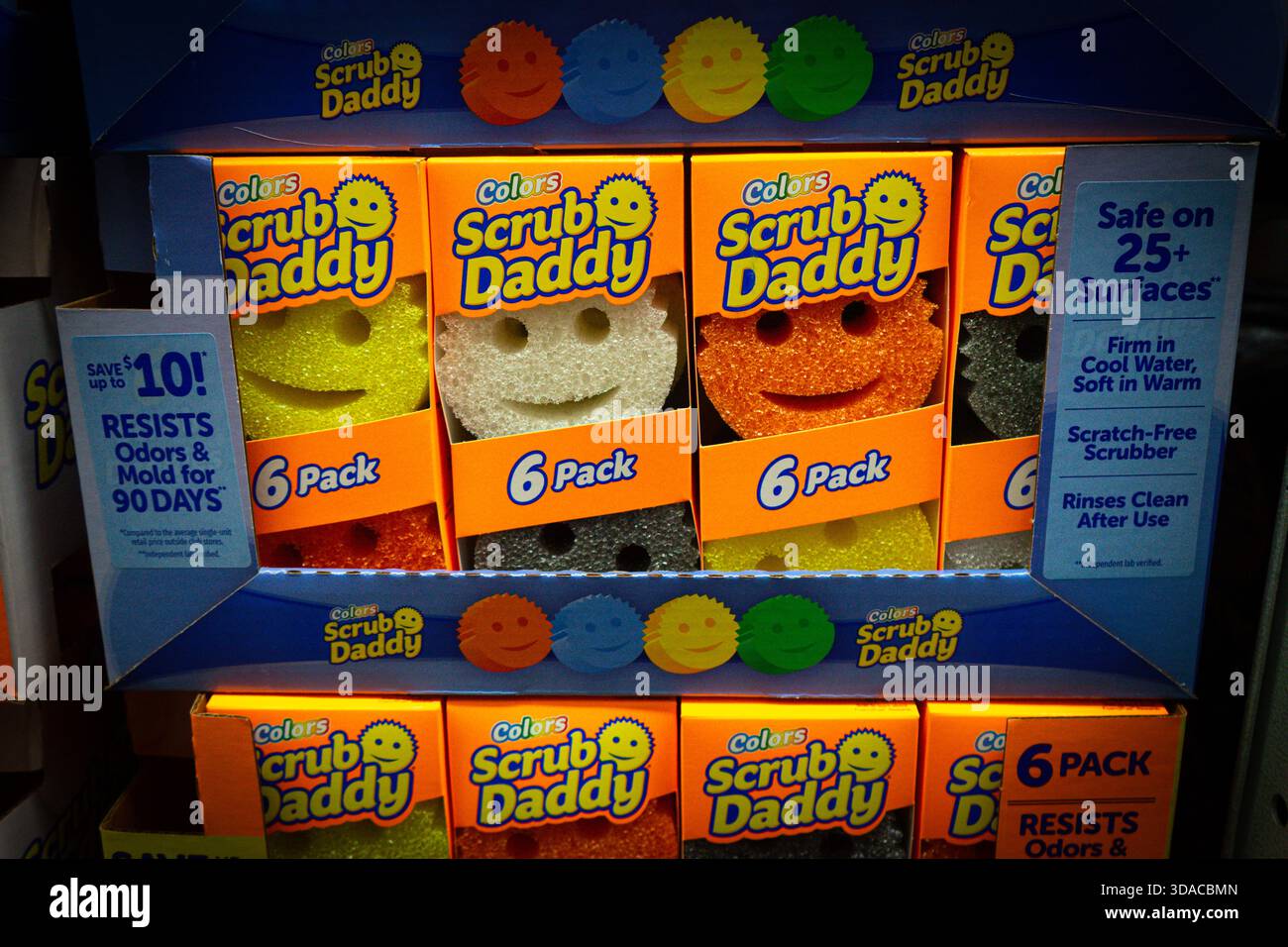 Paquets d'éponges à récurer Scrub Daddy à vendre sur les étagères à l'intérieur d'un supermarché Sam's Club Banque D'Images