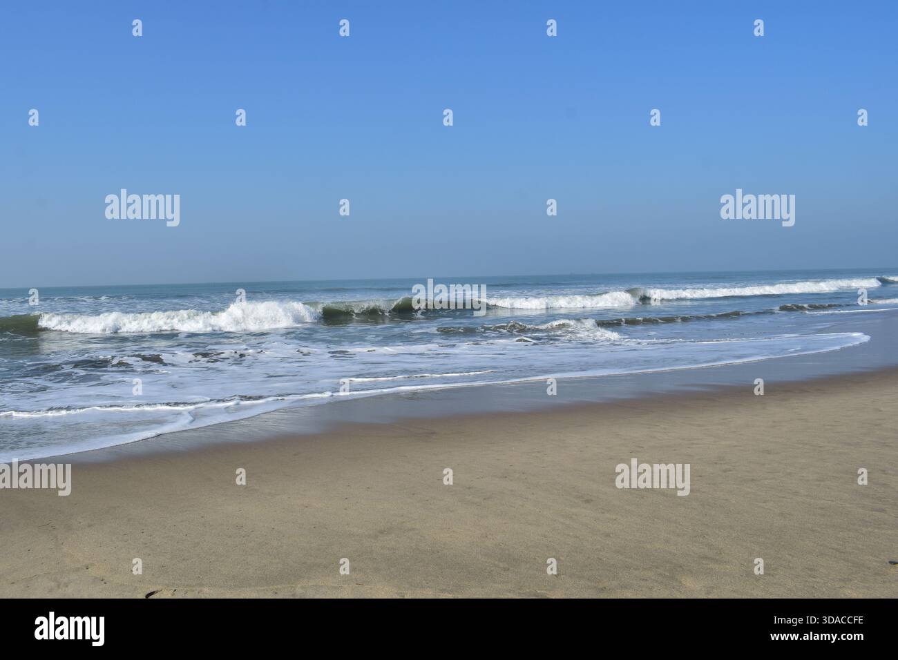 Vue imprenable sur la mer à Cox’s Bazar Beach – la plus longue plage naturelle de la mer Banque D'Images