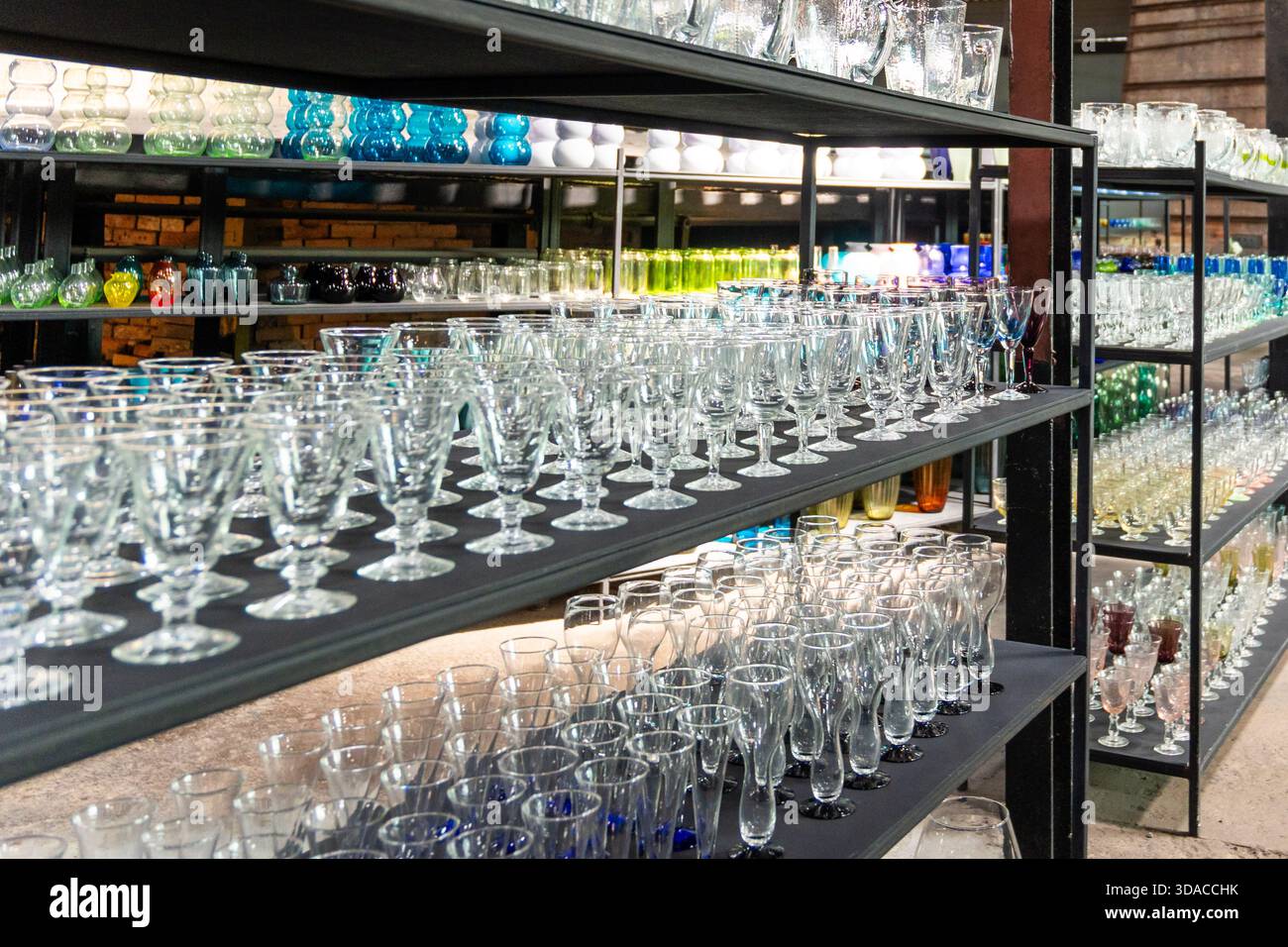 Un gros plan de verres faits à la main sur des étagères, chez Eastern Glass Manufacturer à Bangkok. Fabricant de verre oriental à Bangkok, avec plus de 70 ans d'activité, est l'une des dernières usines de verrerie artisanale de longue date dans la ville, produisant des pièces artisanales à travers les générations. Lorsque les commandes à l’exportation internationale ont chuté pendant la COVID, l’entreprise s’est adaptée en ouvrant un showroom et un café au sein de la structure industrielle d’origine pour atteindre les clients locaux et maintenir l’usine active. Banque D'Images