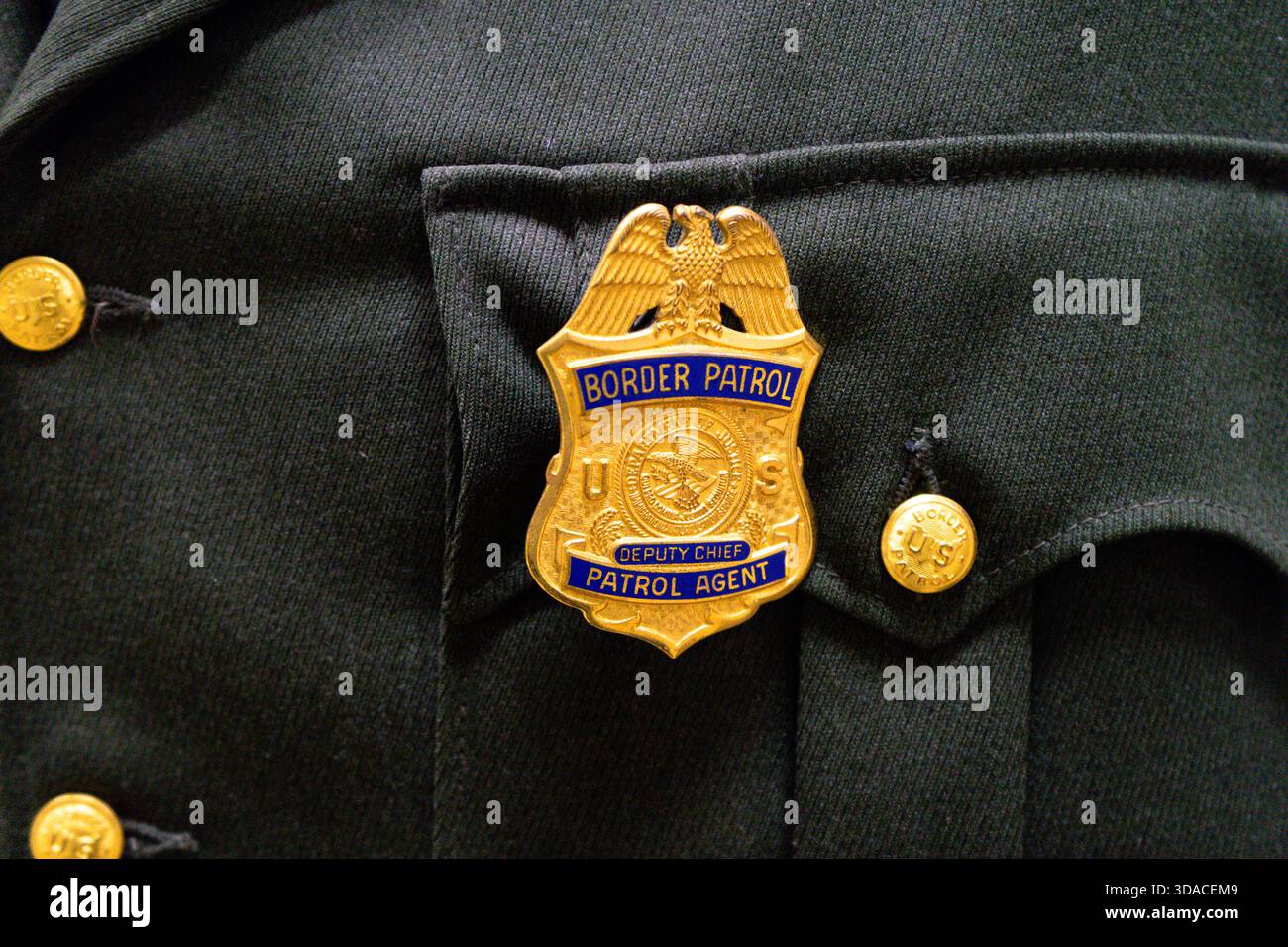 Badge d'un agent de patrouille en chef adjoint de la patrouille frontalière épinglé à un uniforme dans le musée de la patrouille frontalière des États-Unis à El Paso, Texas, États-Unis Banque D'Images