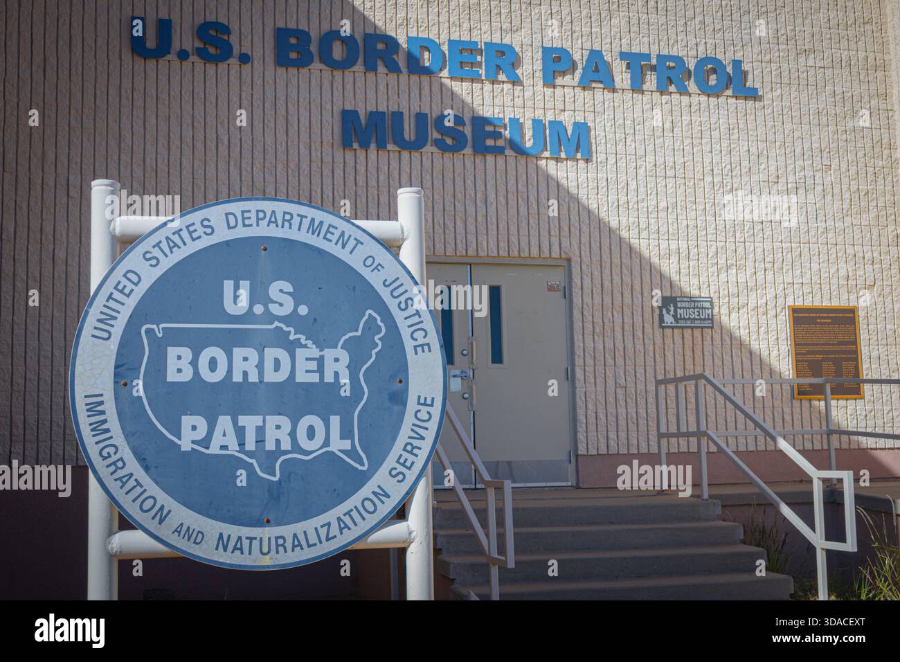 Façade extérieure et portes d'entrée du musée de la patrouille frontalière des États-Unis et panneau du ministère de la Justice des États-Unis à El Paso, Texas, États-Unis Banque D'Images