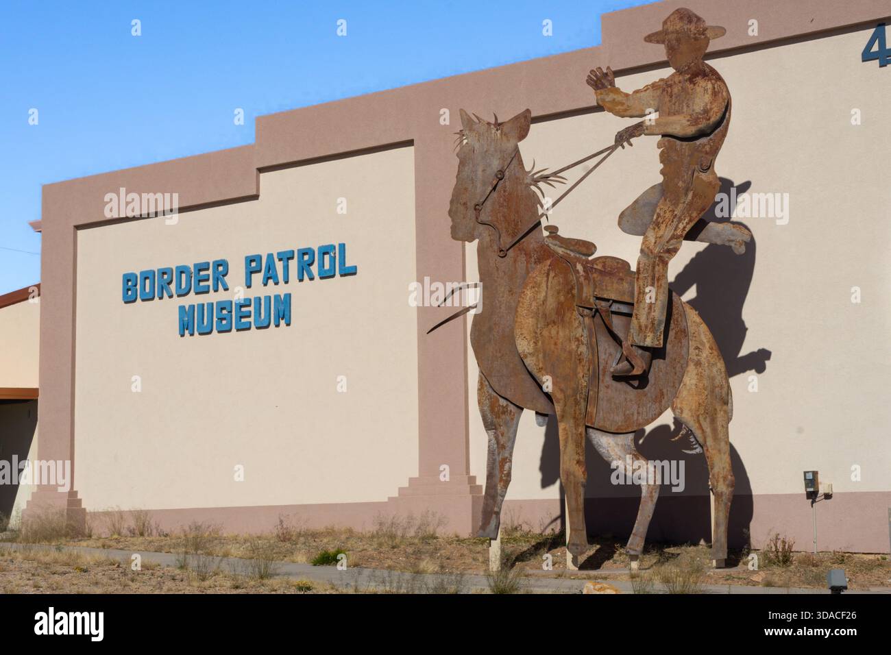 Signe et sculpture de cow-boy devant le bâtiment du musée de la patrouille frontalière américaine à El Paso, Texas, États-Unis Banque D'Images