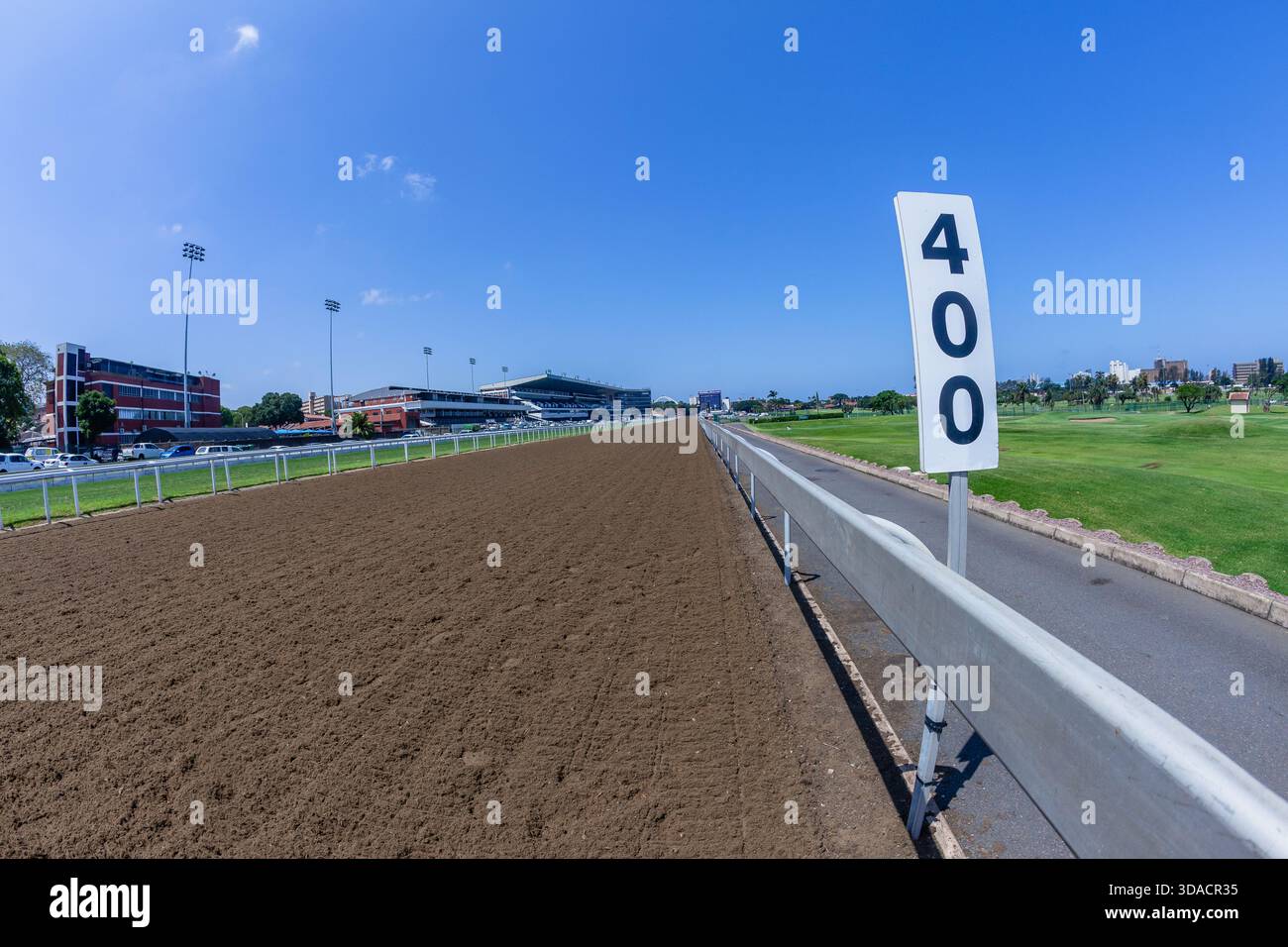 Piste de course de chevaux debout à l'intérieur de la balustrade sur la perspective de section de sable poly sur un jour bleu clair Banque D'Images