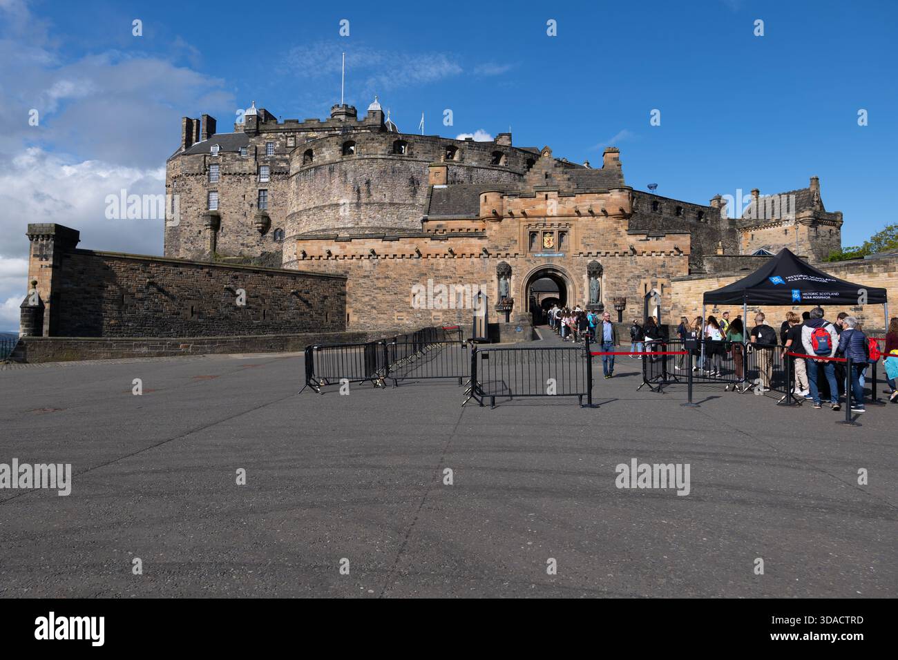 Le château d'Édimbourg avec un groupe de personnes, les touristes faisant la queue jusqu'à l'entrée principale dans la ville d'Édimbourg, Écosse, Royaume-Uni. Banque D'Images